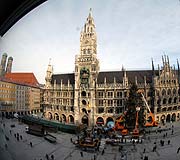 unten werden schon die Stände des Christkindlmarktes aufgebaut.. (Foto: Ingrid Grossmann)